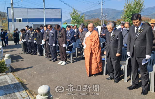 25일 경산시 와촌면 박사리 반공 희생자 위령비 앞에서 열린 제43회 자유수호 희생자 합동위령제에서 참석자들이 희생자들에 대한 묵념을 하고 있다. 박사사건유족회 제공