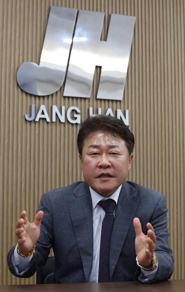 8일 장한건설에서 만난 김요한 대표가 전문건설업에 대한 설명을 하고 있다. 김영진 기자 kyjmaeil@imaeil.com