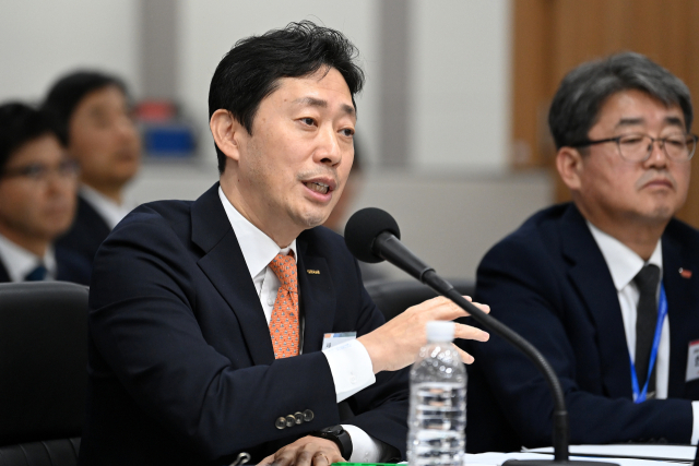 윤형중 한국공항공사 사장이 25일 오전 인천 중구 인천국제공항공사 청사에서 열린 국회 국토교통위원회의 인천국제공항공사와 한국공항공사, 항공안전기술원, 국립항공박물관에 대한 국정감사에서 질의에 답변하고 있다. 연합뉴스