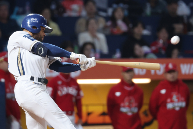 25일 창원NC파크에서 열린 2023 KBO 포스트시즌 준플레이오프 3차전 SSG랜더스와 NC다이노스의 경기. 2회말 1사 1,2루 NC 마틴이 3점 홈런을 치고 있다. 연합뉴스