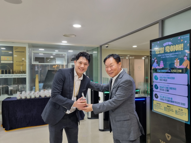 지난 24일 조진환 태광산업 대표이사가 서울 본사 정문에서 출근길 임직원들에게 기념 선물을 전달하고 있다. (사진=태광산업 제공)