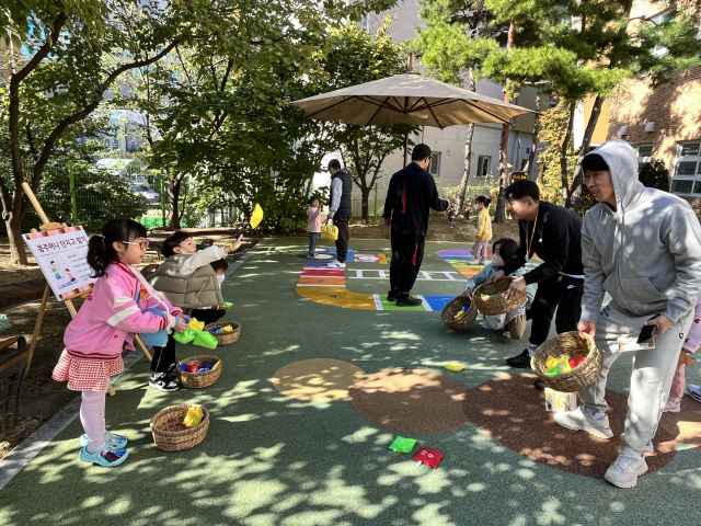 지난 21일 대구유아교육진흥원에서 유아와 아빠가 놀이를 통해 미션을 함께 해결해 나가는 실외체험인 