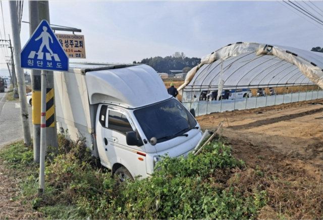 1t 탑차가 오토바이 피하다 배수로 빠져 있다. 독자제공