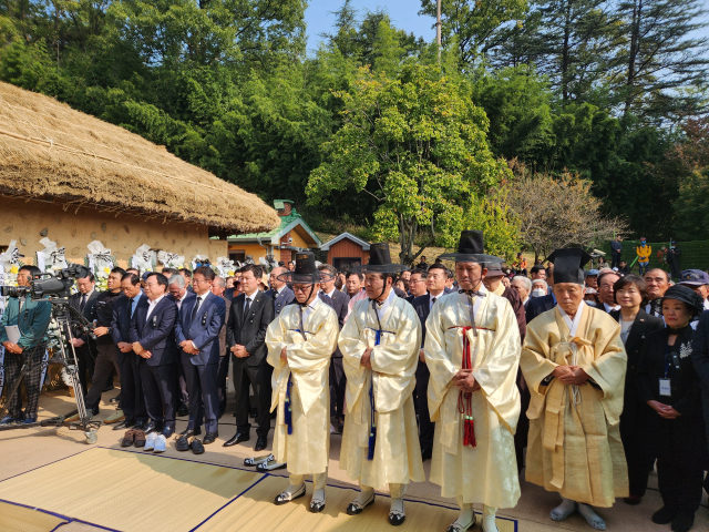 박정희 대통령 서거 44주기를 맞이해 1천여명의 시민들이 모인 가운데 (사)박정희대통령생가보존회 주관으로 박정희 대통령 생가에서 추모제와 추도식이 26일 거행됐다. 이영광 기자