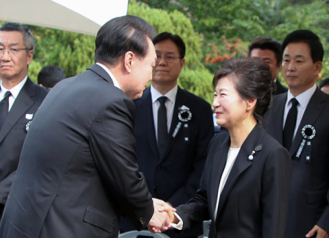 윤 대통령, 박정희 추도식서 박근혜 전 대통령과 재회