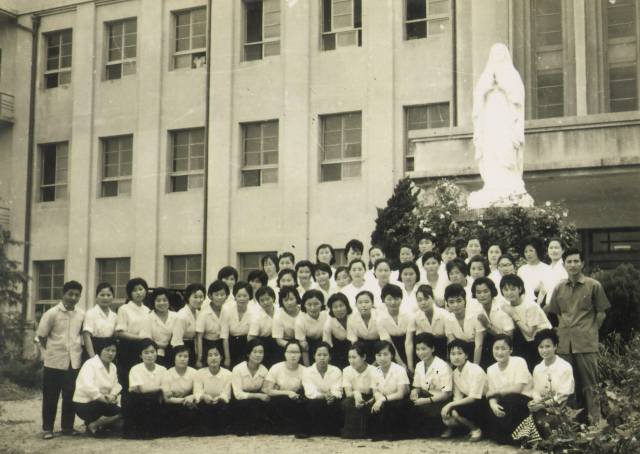 1963년 효성여대 시절 약학과 10회 졸업생 단체 사진. 대구가톨릭대 제공