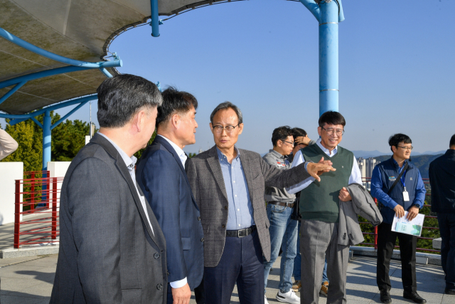 박남서 영주시장이 진주시청 관계자로부터 진양호 관광지 조성 현황을 설명 듣고 있다. 영주시 제공