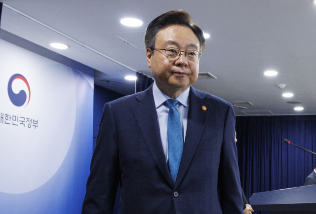 조규홍 보건복지부 장관이 지난 10월 26일 오전 서울 종로구 정부서울청사에서 열린 지역 및 필수 의료 혁신 이행을 위한 추진계획 관련 브리핑을 마친 뒤 회견장을 떠나고 있다. 연합뉴스