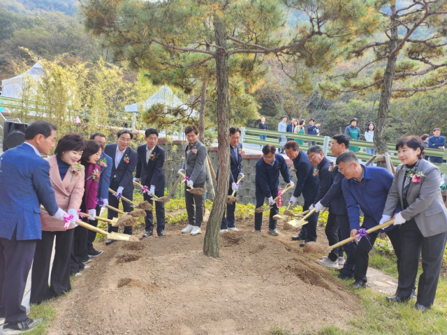 경산 치유의 숲 준공식에서 조현일 시장 등 참석자들이 기념식수를 하고 있다. 경산시 제공