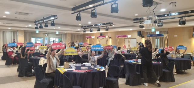 경북도는 지난 25일 경북여성가족플라자 동행관 다목적홀에서 경북 청년 인생설계학교 참여자, 청년기업, 지역민 등 100여 명이 함께하는