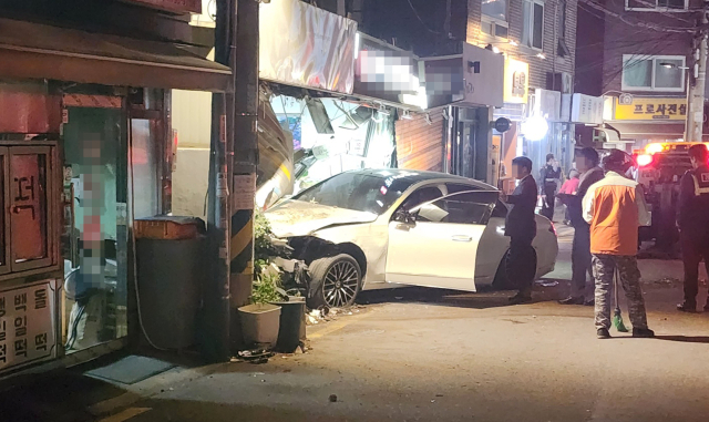 25일 오후 8시 30분쯤 서울 용산구 한남동 순천향대병원 인근에서 60대 여성이 몰던 차량이 골목의 한 가게로 돌진해 있다. 연합뉴스