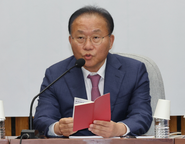 국민의힘 윤재옥 원내대표가 27일 국회에서 국정감사 대책회의를 하고 있다. 연합뉴스