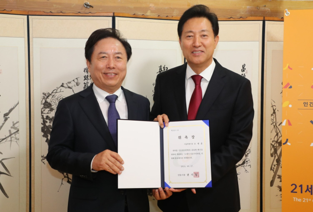 27일 인문가치포럼 개막식에 앞서 권기창 안동시장이 오세훈 서울시장에게 
