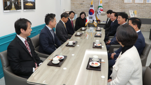 안동시는 27일 안동을 찾은 일본 가마쿠라 시장과 양 도시 파트너시티 체결 10주년을 맞아 지속 가능한 교류 확대, 상생협력을 위해 우호교류협정을 체결했다. 안동시 제공