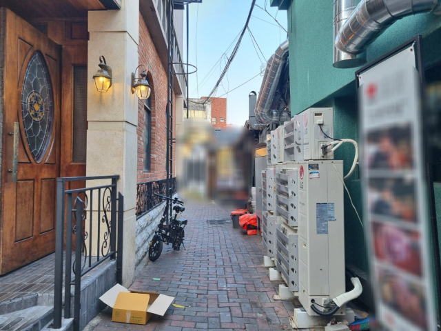 26일 오후 3시쯤 중구 동성로 2030 골목. 성인 2명이 나란히 서면 꽉 찰 정도로 좁은 길이지만 양쪽으로 에어컨 실외기, 상자, 자전거 등이 놓여있어 통행에 불편을 주고 있다. 김유진 인턴기자