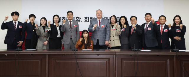 인요한 위원장을 비롯한 국민의힘 혁신위원들이 27일 서울 여의도 중앙당사에서 열린 혁신위원회 첫 회의에서 사진촬영을 하고 있다. 연합뉴스