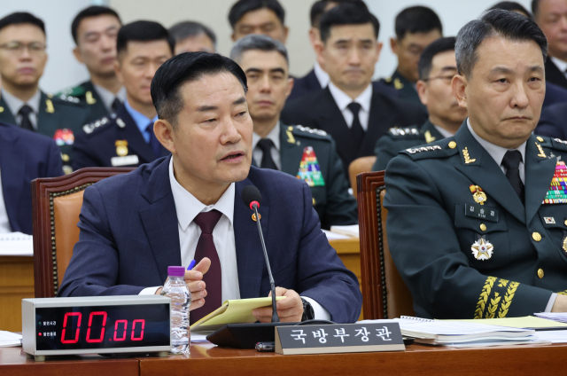 신원식 국방부 장관이 27일 국회 국방위원회 국정감사에서 답변하고 있다. 오른쪽은 김승겸 합동참모본부 의장. 연합뉴스