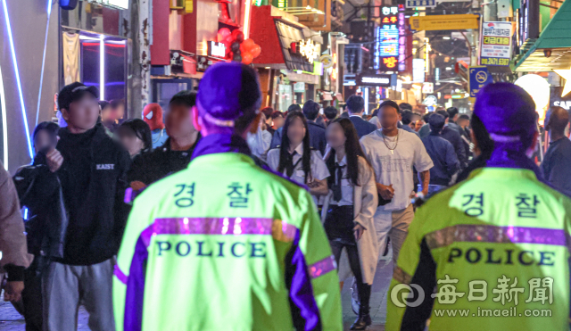 핼러윈데이 주말을 맞은 28일 밤 대구 중구 동성로 클럽골목이 시민들로 붐비고 있는 가운데 경찰들이 질서유지를 위해 순찰을 돌고 있다. 안성완 기자 asw0727@imaeil.com