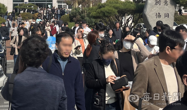 제34회 공인중개사 시험이 치러진 지난 10월 28일 대구공업고등학교 시험장에서 1·2차 시험을 마친 수험생들이 귀가하고 있다. 매일신문 DB