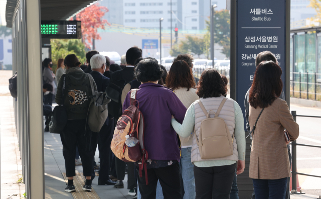 지난 18일 서울 강남구 수서역 앞 버스정류장에서 상경 뒤 서울 시내 대형 종합병원 진료를 받으려는 환자와 이용객들이 병원 셔틀버스를 기다리고 있다. 연합뉴스