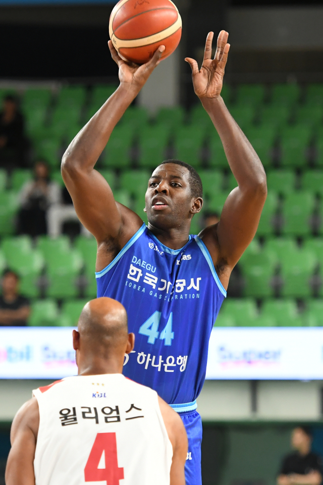 대구 한국가스공사의 앤드류 니콜슨이 29일 대구실내체육관에서 열린 KBL 2023-2024시즌 서울 SK와의 홈 경기에 출전, 슛을 던지고 있다. KBL 제공