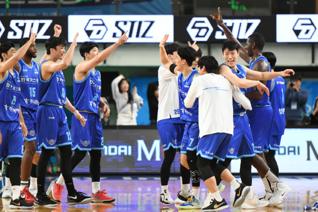 대구 한국가스공사 선수들이 29일 대구실내체육관에서 열린 KBL 2023-2024시즌 서울 SK와의 홈 경기를 승리로 이끈 뒤 기쁨을 나누고 있다. KBL 제공