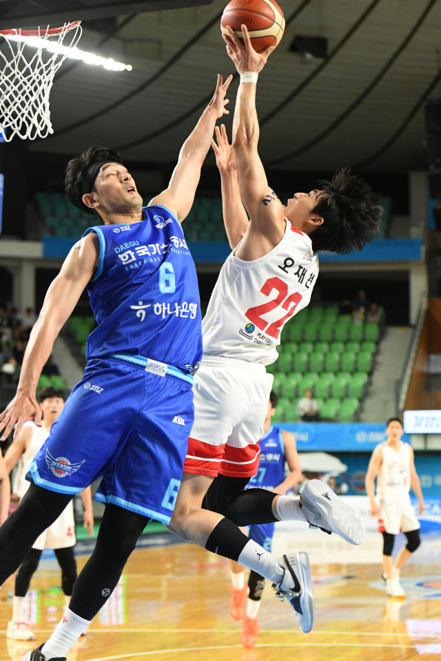 대구 한국가스공사의 차바위가 29일 대구실내체육관에서 열린 KBL 2023-2024시즌 서울 SK와의 홈 경기에 출전, SK 오재현의 레이업슛을 막으려 하고 있다. KBL 제공