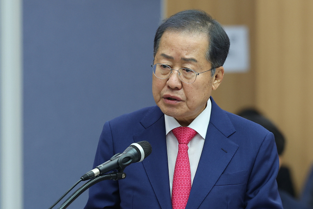 홍준표 대구시장이 23일 대구시청 산격청사에서 열린 국회 행정안전위원회의 대구시에 대한 국정감사에서 인사말하고 있다. 연합뉴스