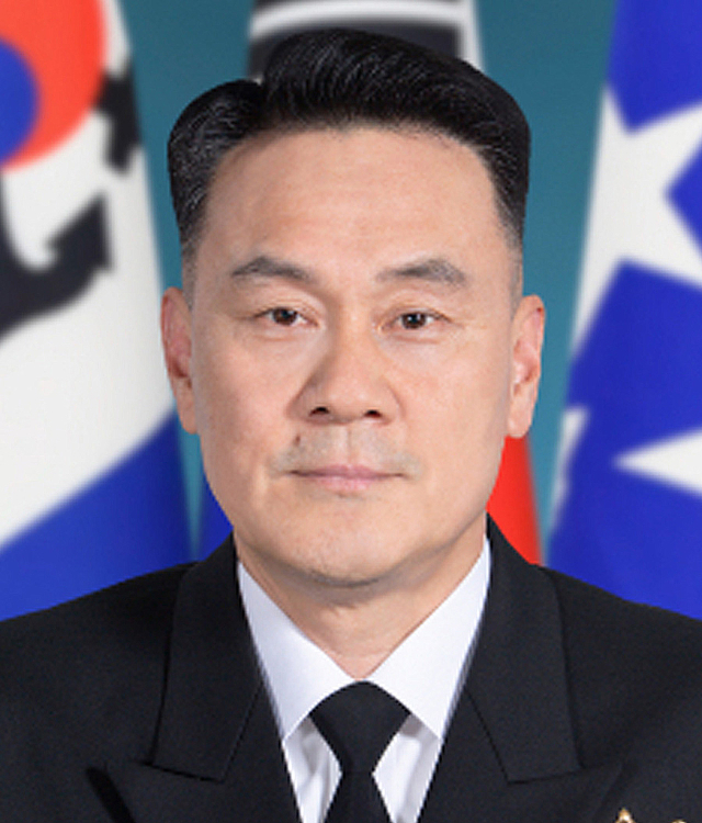 합동참모본부 의장에 내정된 김명수(해사 43기) 해군작전사령관. 정부는 29일 합참의장과 육·해·공군 참모총장, 한미연합사령부 부사령관, 육군 지상작전사령관과 제2작전사령관 등 7명의 4성 장군을 모두 교체하는 군 수뇌부 인사를 발표했다. 연합뉴스
