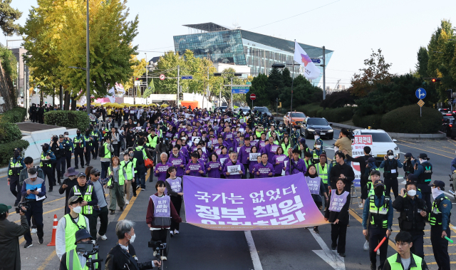 10·29 이태원 참사 1주기를 맞은 29일 오후 서울 용산구 이태원역 인근에서 10·29 이태원 참사 유가족협의회, 10·29 이태원 참사 시민대책회의 관계자 및 추모객들이 시청역까지 시민추모대회 행진을 하고 있다. 연합뉴스