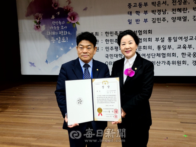 임승환 한국복지사이버대학교 부총장(왼쪽)이 제19회 전국통일스피치대회에서 대상인 대통령상을 수상했다.
