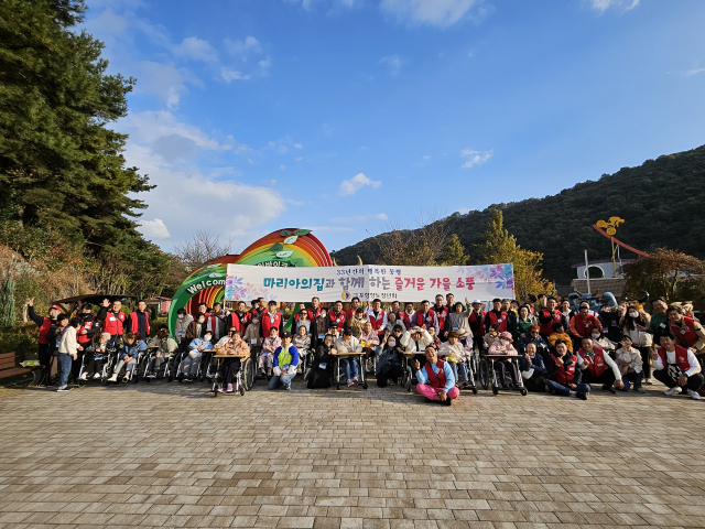 포항향토청년회 회원과 성모자애원 마리아의집 거주 장애인들이 지난 27일 청도 운문사에 가을 소풍을 다녀왔다. 포항향토청년회 제공.