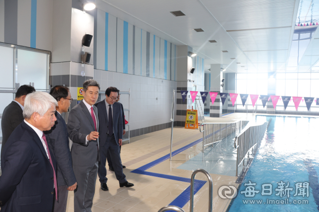 이강덕 포항시장과 백인규 포항시의회의장 등 내빈들이 개관식에 앞서 포항시 장애인형국민체육센터 내부를 둘러보고 있다. 포항시 제공