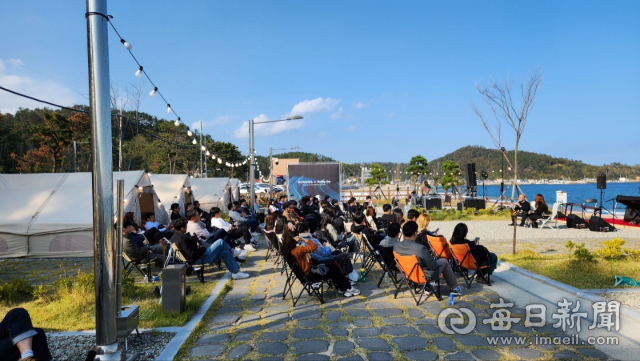 포항시 남구 장기면 창바우마을 캠핑장에서 열린 영일만 스타트업 데이(01·10000 STARTUP DAY)에서 참가자들이 멘토들의 강연을 듣고 있다. 포항시 제공