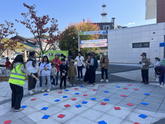 지역 주민들과 시장 상인들이 함께 캠페인을 벌이고 있다. 봉화군 제공