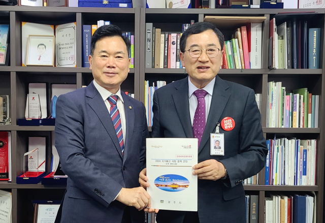 주낙영(오른쪽) 경주시장이 30일 김승수 국회의원을 만나 지역현안사업의 당위성을 설명한 뒤 건의서를 전달하며 기념촬영을 하고 있다. 경주시 제공