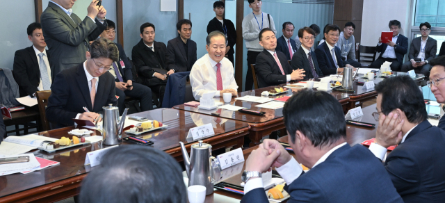 30일 국회 의원회관에서 열린 국민의힘-대구시 간 예산정책협의회가 열리고 있다. 대구시는 달빛고속철도 특별법과 관련 