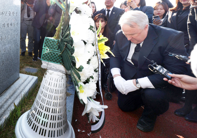 국민의힘 인요한 혁신위원장이 30일 오전 광주 북구 국립 5·18 민주묘지 행방불명자 묘역에서 한쪽 무릎을 꿇고 묵념하고 있다. 연합뉴스