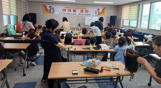 안동시자원봉사센터가 올 해 전문자원봉사자 양성 아카데미 수료생들을 중심으로 전문봉사단 발대식을 가졌다. 안동시 제공