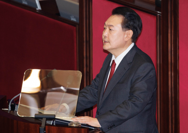 윤석열 대통령이 31일 서울 여의도 국회 본회의장에서 2024년도 예산안에 대한 시정연설을 하고 있다. 연합뉴스