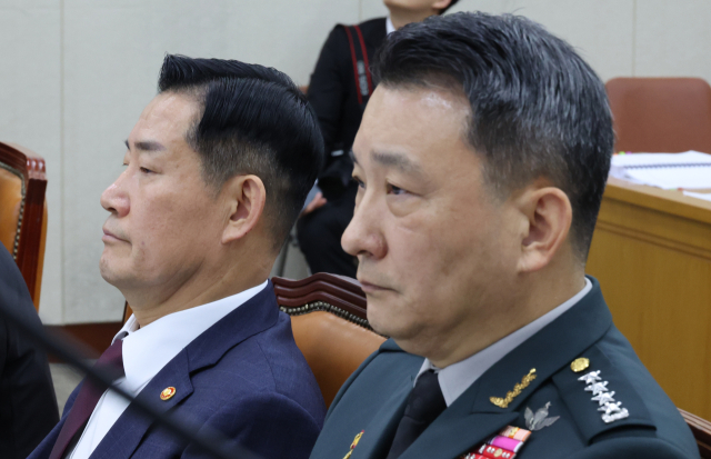 신원식 국방부 장관과 김승겸 합동참모본부 의장이 27일 국회 국방위원회 국정감사에 출석해 있다. 연합뉴스