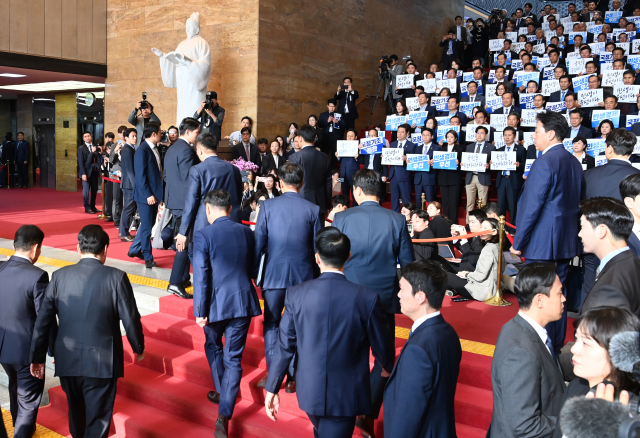 윤석열 대통령이 31일 2024년도 예산안 및 기금운용계획안에 대해 시정연설을 하기 위해 국회 본관으로 들어서고 있다. 오른쪽은 피케팅하는 더불어민주당 의원들. 연합뉴스