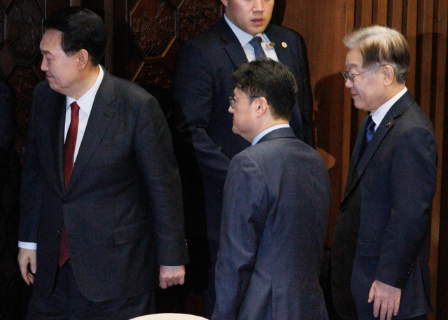 윤석열 대통령이 31일 국회 본회의장에서 시정연설을 마치고 퇴장하고 있다. 오른쪽은 더불어민주당 이재명 대표. 연합뉴스