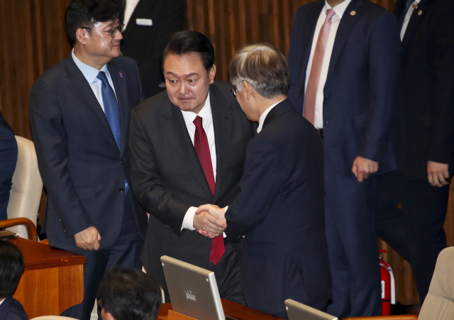 윤석열 대통령이 31일 국회 본회의장에서 시정연설을 마치고 퇴장하던 중 더불어민주당 이재명 대표와 악수하고 있다. 연합뉴스