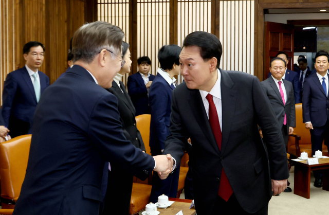 2024년도 예산안 및 기금운용계획안 대통령 시정연설을 위해 국회를 찾은 윤석열 대통령이 31일 국회 의장실에서 열린 국회 의장단, 여야대표, 5부 요인과의 사전 환담에서 더불어민주당 이재명 대표와 인사하고 있다. 연합뉴스