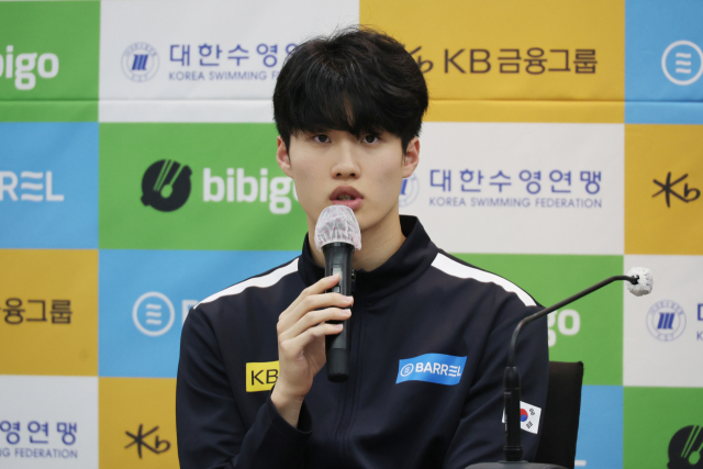 항저우 아시안게임 경영 메달리스트 황선우가 24일 오전 서울 송파구 올림픽파크텔에서 열린 대한수영연맹 입상포상금 전달식에서 소감을 말하고 있다. 연합뉴스