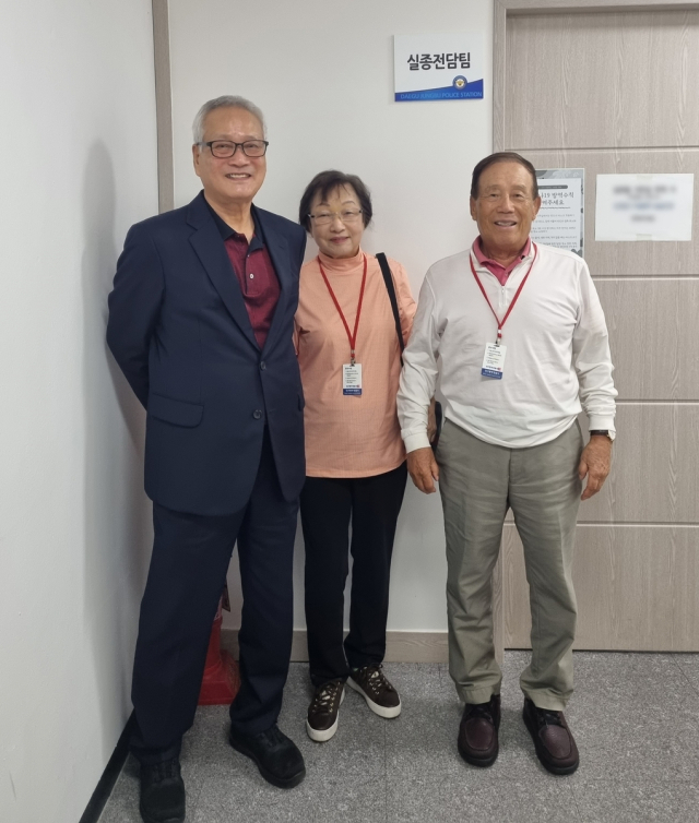 지난 30일 45년 전 헤어진 형제가 경찰의 수사로 착수 약 1시간 만에 극적으로 상봉했다. 오른쪽이 A씨, 왼쪽이 남동생 B씨. 대구 중부경찰서 제공