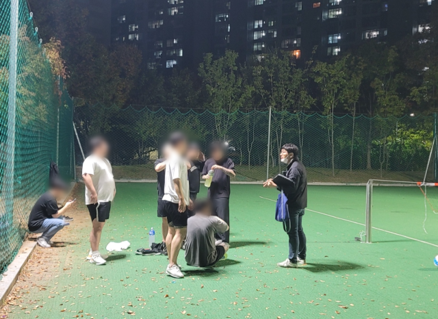 지난 26일 오후 7시쯤 북구보건소 금연단속원인 송윤호 씨가 북구 구암공원에서 족구를 하고 있던 시민들을 상대로 금연 관련 교육을 진행하고 있다. 박성현 기자