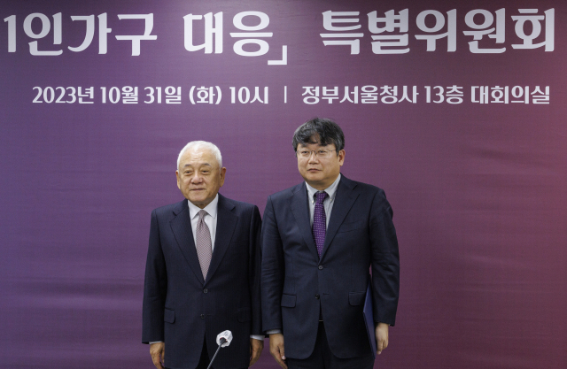김한길 대통령 직속 국민통합위원회 위원장(왼쪽)이 31일 오전 서울 종로구 정부서울청사에서 열린 청년 1인 가구 대응 특별위원회 출범식에 참석해 김석호 특위 위원장에게 임명장을 전달한 뒤 기념 촬영하고 있다. 연합뉴스