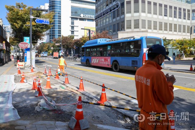 31일 오후 대구 중앙로 북편 구간에서 교통체계 개선 공사가 진행 중이다. 대구시 침체된 동성로 상권 활성화를 위해 대중교통전용지구 구간 중 대구역네거리~중앙네거리 450m 구간에 대해 1일부터 모든 차량의 통행을 허용한다. 우태욱 기자 woo@imaeil.com